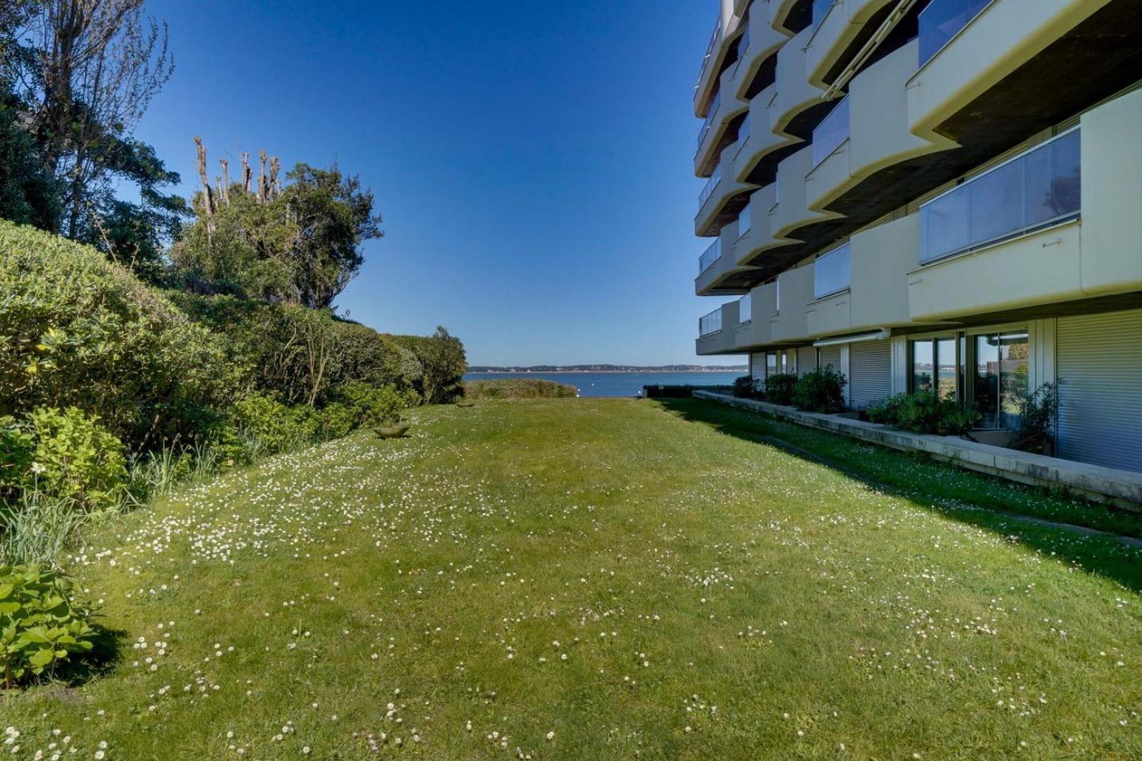 Avec Terrasse, Acces Pereire - Boulevard De L'ocean,